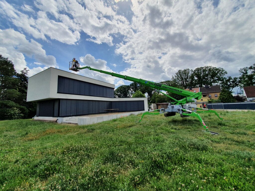 Kettenarbeitsbühne von FME bei der Jalousien- und Glasreinigung an einem modernen Haus