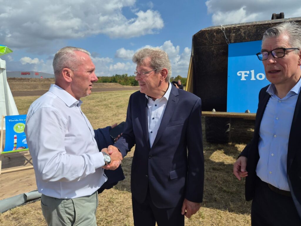 Thomas Kohl gratuliert Florida-Eis-Geschäftsführer Olaf Höhn beim Baustart in Schönebeck