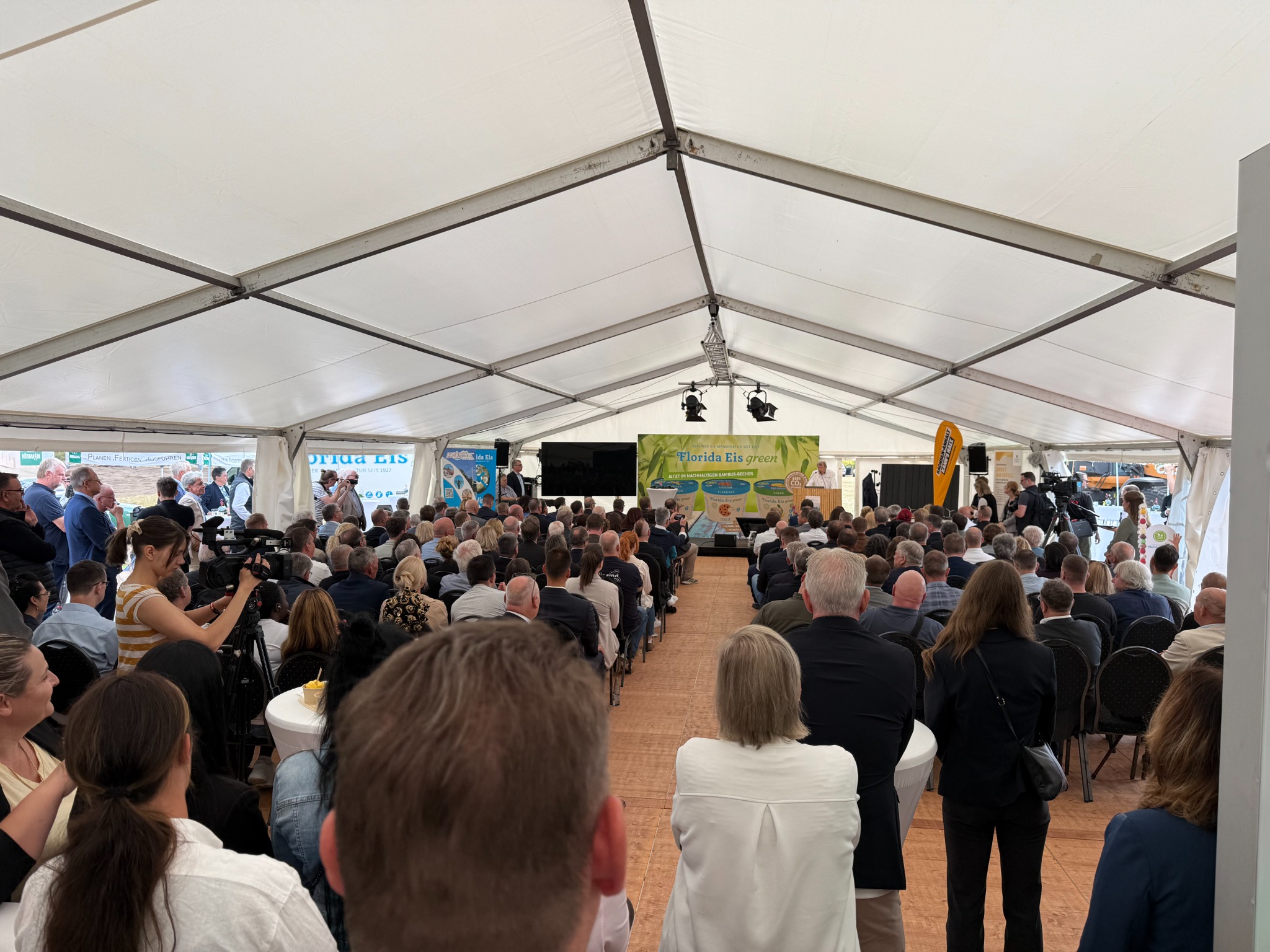 Gäste beim feierlichen Baustart der neuen Florida-Eis-Manufaktur in Schönebeck