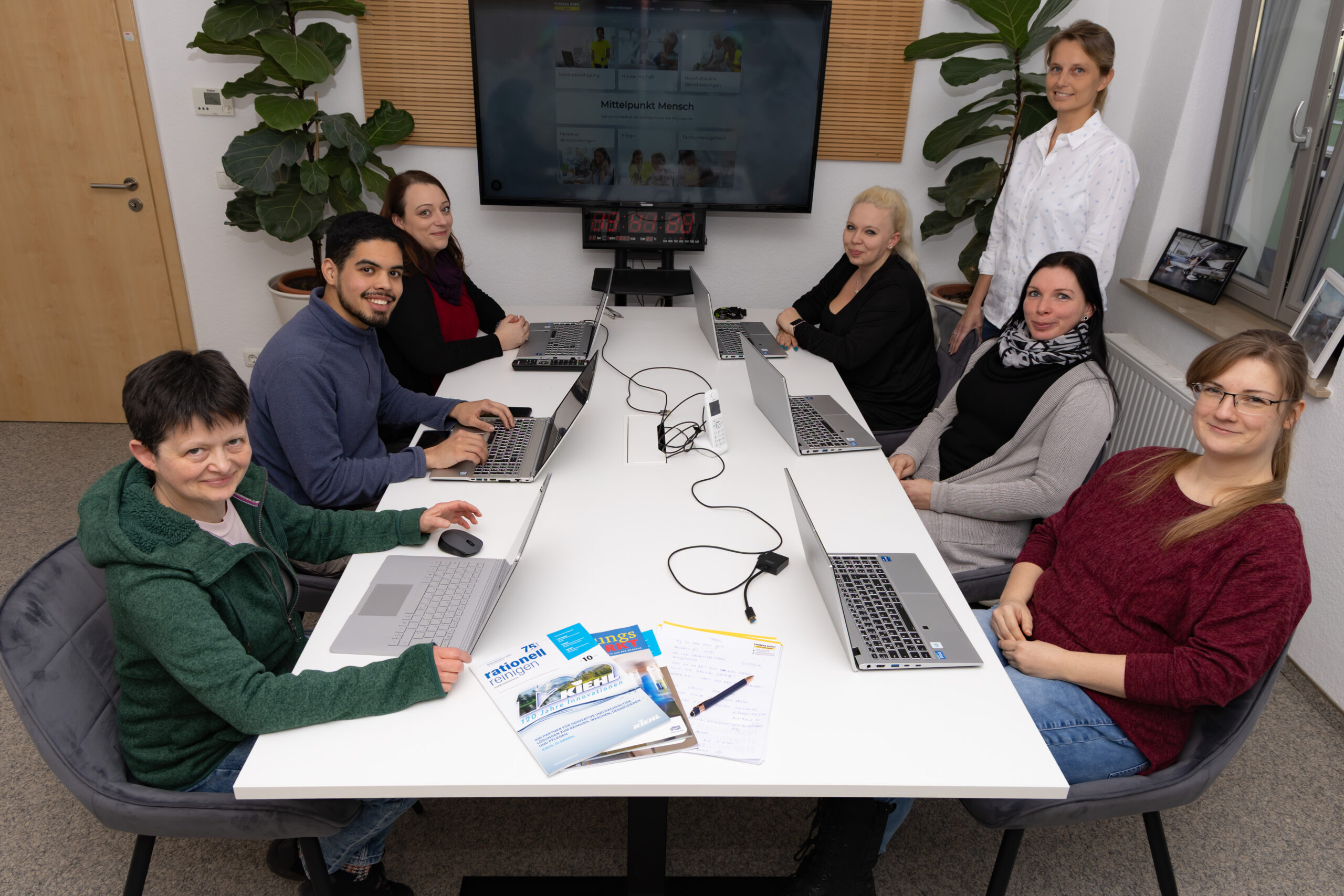 Team der Thomas Kohl Gruppe bei einer gemeinsamen Besprechung
