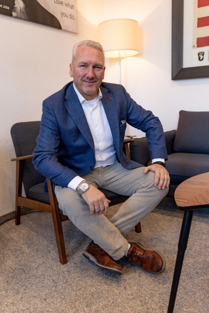 Thomas Kohl, Geschäftsführer der Thomas Kohl Gruppe, im Gesprächsraum